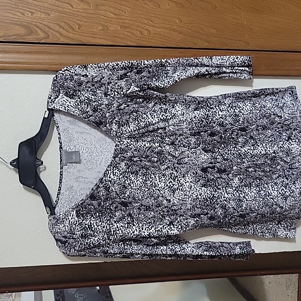 Ann Taylor: Small, black, gray, white printed top